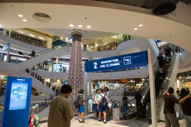 Korat - Tayland - 24 Aralık 2016: Tanımlanamayan kişiler yoğun bir şekilde birlikte 21. Terminal 'de sahne aldılar. Burası çok ünlü bir alışveriş merkezi.