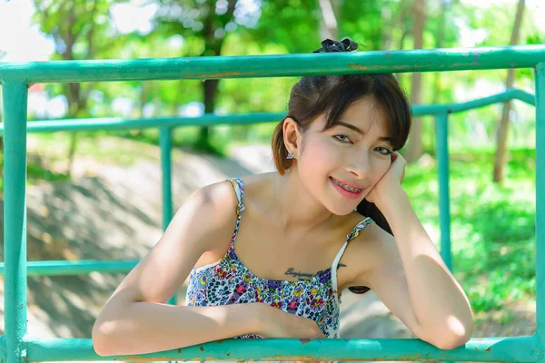 Piękna Azjatycka Młoda Dziewczyna Moście Lesie Uśmiechem — Zdjęcie stockowe