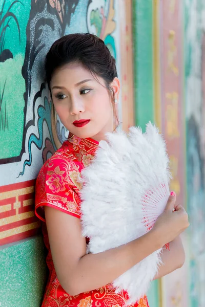 Retrato Bela Mulher Asiática Vestido Cheongsam Tailândia Pessoas Conceito Feliz — Fotografia de Stock