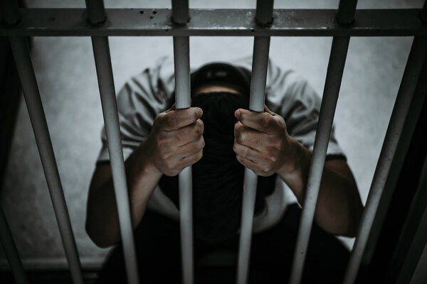 Руки людей, отчаянно пытающихся поймать железную тюрьму, концепцию заключенных, таиландцев, Надежда на свободу
.