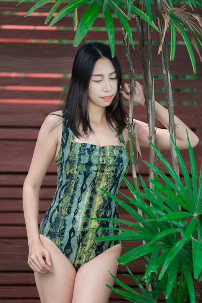 Портрет Азійської Сексуальної Жінки Басейні Таїланд Має Струнку Форму Тіла — стокове фото