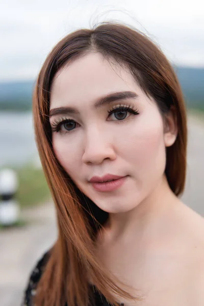 Nahaufnahme Schöne Thailändische Frau Park Wunderschöne Augen Die Haut Ist — Stockfoto