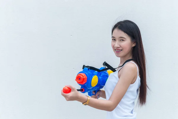 Donna Asiatica Con Pistola Acqua Mano Sfondo Bianco Festival Songkran — Foto Stock