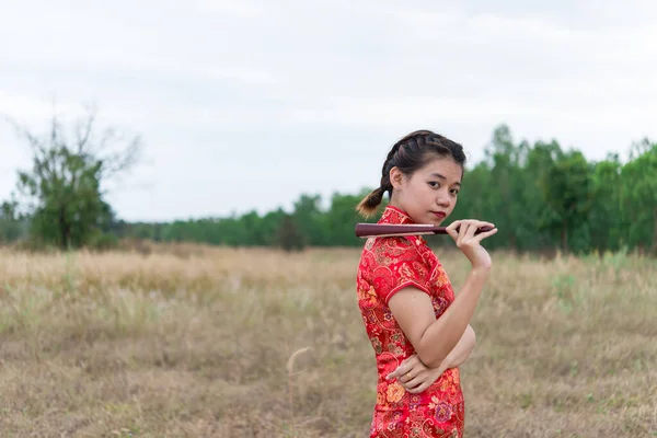 Asiatin Posiert Feld Mit Fächer Der Hand Glückliches Chinesisches Neujahrskonzept — Stockfoto