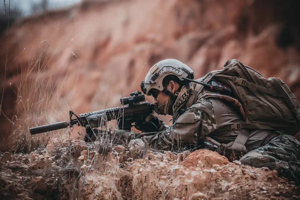 사막에서 전쟁을 벌이는 부대의 군인들 사람들 — 스톡 사진