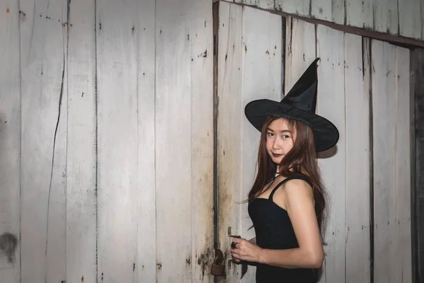 Asyalı Güzel Kadın Cadı Şapkalı Siyah Bir Elbise Giyiyor Cadılar — Stok fotoğraf
