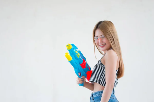 Asiatica Bella Donna Con Pistola Acqua Mano Sfondo Bianco Festival — Foto Stock