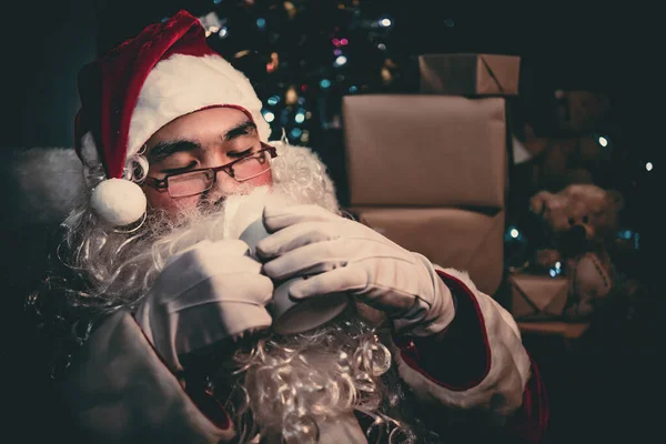 Retrato Santa Claus Feliz Con Café Caliente Mano —  Fotos de Stock