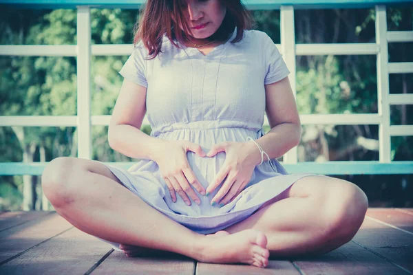 あなたの腹に妊婦の手の心 — ストック写真