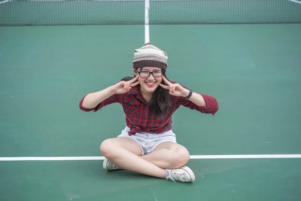 Хипстер Азиатская Девушка Позирует Сфотографировать Мода Портрет Красивая Женщина Теннисном — стоковое фото