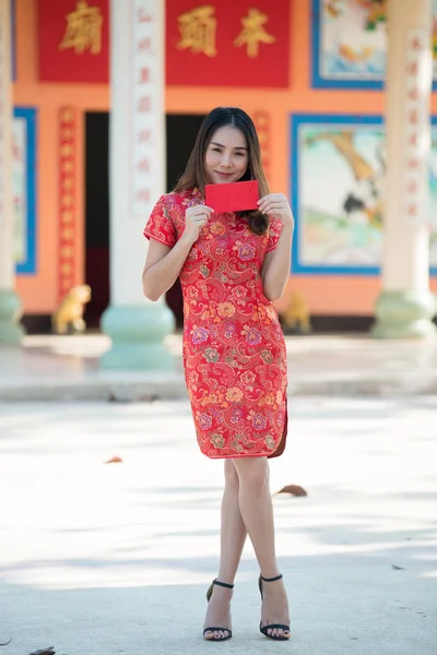 Gelukkig Chinees Nieuwjaar Aziatische Vrouw Draagt Traditionele Cheongsam Kleding Met — Stockfoto