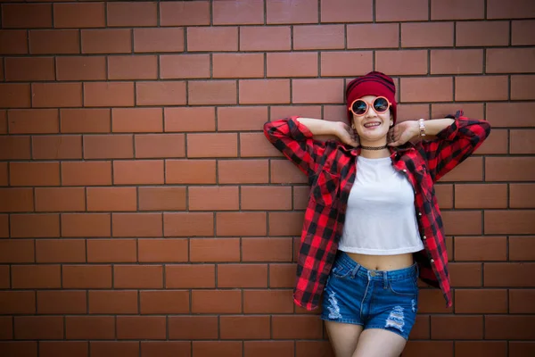 Porträt Asiatische Hipster Mädchen Auf Backsteinmauer Hintergrund Lebensstil Der Thailändischen — Stockfoto