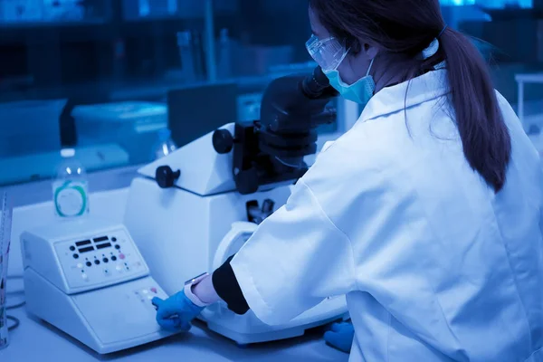 研究室で働く女性アジア人科学者 顧客のための実験 公式を使って — ストック写真