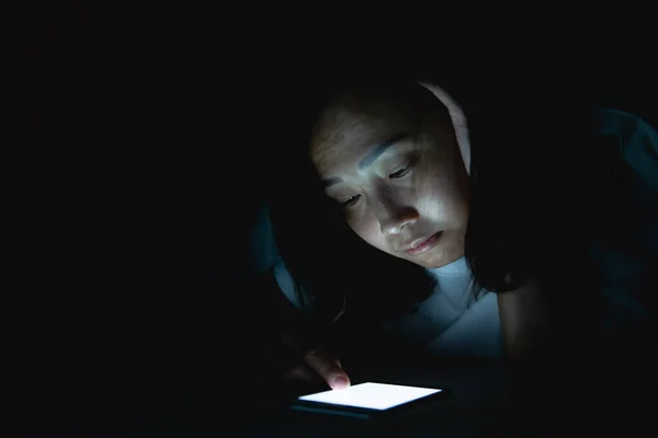 Mulher Asiática Jogando Jogo Smartphone Cama Noite Pessoas Tailândia Mídia — Fotografia de Stock