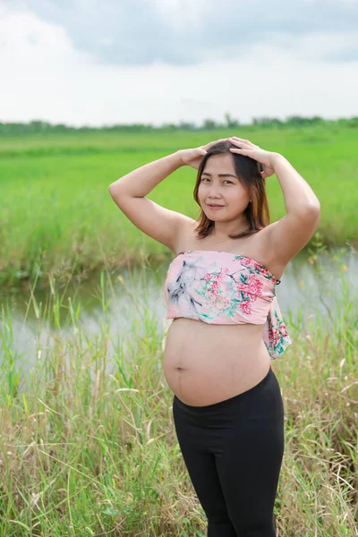 Nahaufnahme Glückliche Schwangere Frau Auf Dem Feld Lächeln Sexy Mädchen — Stockfoto