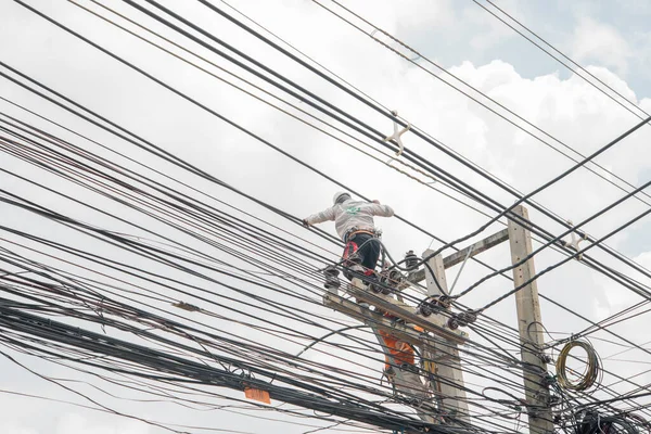 Nakhonratchasima, Tayland 25 Eylül: Elektrikçiler yüksek voltaj direklerinin ana kablolarını değiştiriyorlar. 25 Eylül 2016 tarihinde Tayland 'ın Nakhonratchasima kentinde