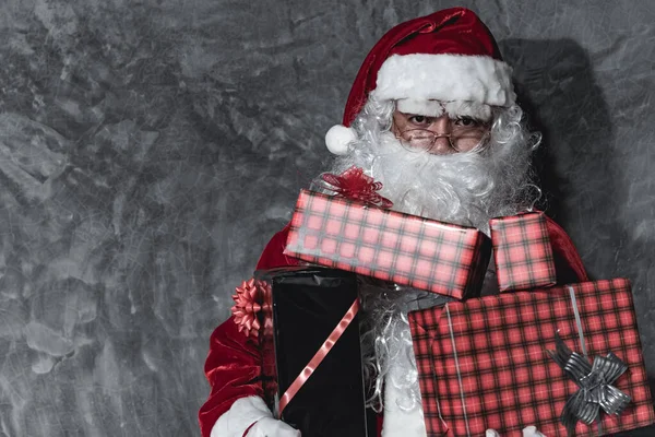 Papai Noel Segurando Fogos Artifício Para Brincar Conceito Feliz Natal — Fotografia de Stock