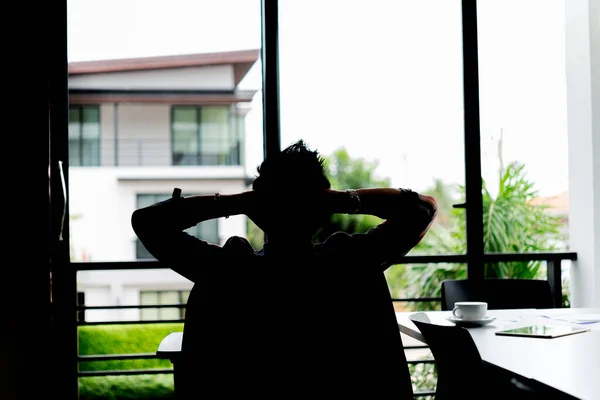 Silhouette Eines Gutaussehenden Mannes Auf Stuhl Sitzen Sich Von Harter — Stockfoto