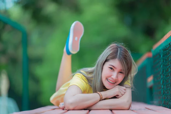 酷的亚洲嬉皮士女孩穿着黄色衣服摆姿势拍照 现代女人的生活方式 泰国人穿着嬉皮士风格的服装 凉爽的日子来放松一下 — 图库照片
