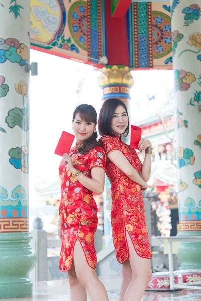 Portrait Belle Femme Asiatique Robe Cheongsam Avec Enveloppe Rouge Main — Photo