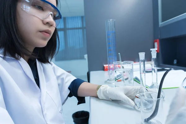 Científico Inyectó Productos Químicos Tubos Plástico Mezclando Productos Químicos Con —  Fotos de Stock