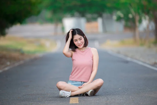 アジアの女性の肖像画は 道路上に座って 美しいタイの人々 幸せな女性の概念 現代の女の子のライフスタイル — ストック写真