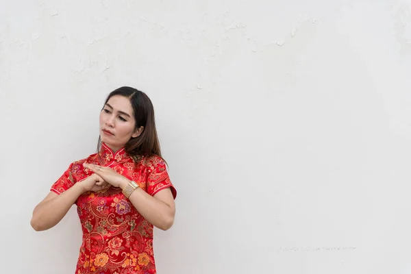 白墙上穿旗袍的亚洲女人 新年快乐 — 图库照片