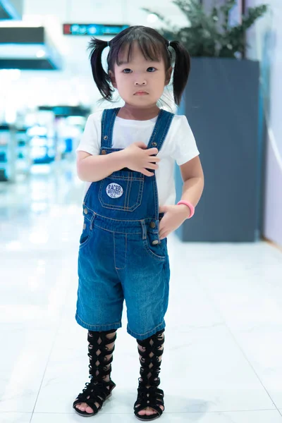 Retrato Menina Asiática Pose Para Tirar Uma Foto Tailândia Pessoas — Fotografia de Stock