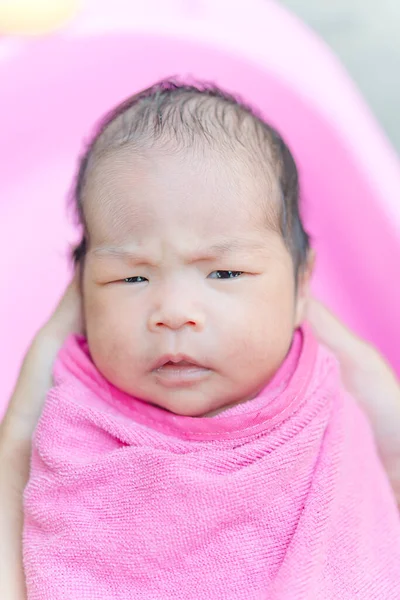 Close Aziatische Baby Roze Handdoek — Stockfoto