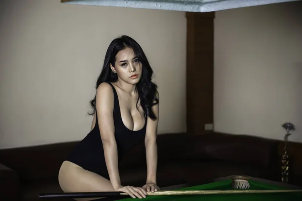 Portrait Femme Asiatique Sexy Porter Noir Une Pièce Club Snooker — Photo