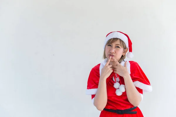 身穿白色背景圣诞老人服装的年轻美丽的亚洲女人 — 图库照片