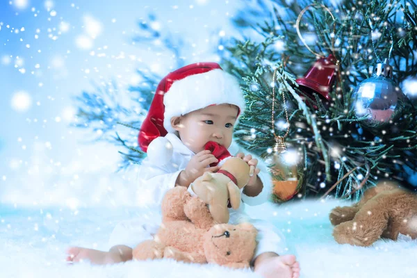 Portret Van Aziatische Baby Meisje Dragen Santa Hoed Met Beer — Stockfoto