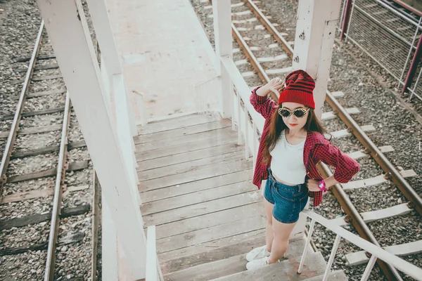 アジアのヒップスターの女の子は 木製の階段で写真を撮るためにポーズサングラスを着用 現代女性のライフスタイル ヒッピースタイルのタイ人 — ストック写真