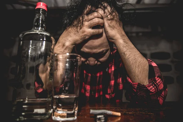 アジア人男性は夜に自宅で一人でウォッカを飲みます タイ人 ストレス男酔ってコンセプト — ストック写真