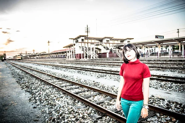 Πορτρέτο Του Ασιατικού Hipster Κορίτσι Στο Ηλιοβασίλεμα Στο Σιδηροδρομικό — Φωτογραφία Αρχείου