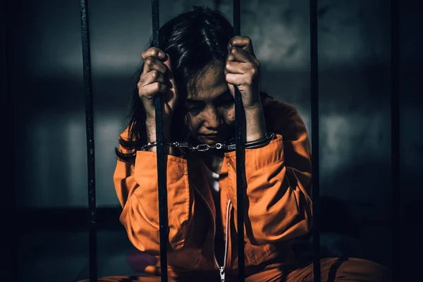 Demir hapishaneyi yakalamak isteyen kadınların portresi, mahkum konsepti.