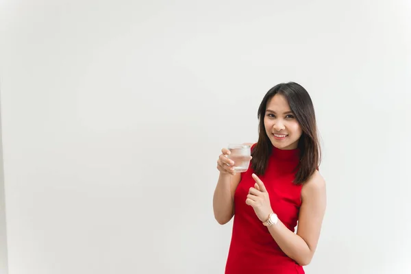 Gyönyörű Ázsiai Piros Vízzel Üveg Ital Fehér Háttér Ital Test — Stock Fotó