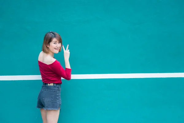 Cool Menina Hipsters Asiáticos Posando Para Tirar Uma Foto Estilo — Fotografia de Stock