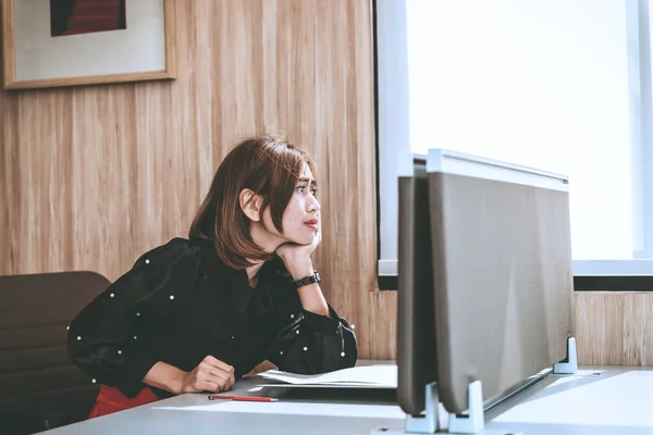 Mujer Asiática Trabajando Con Estrés Oficina — Foto de Stock