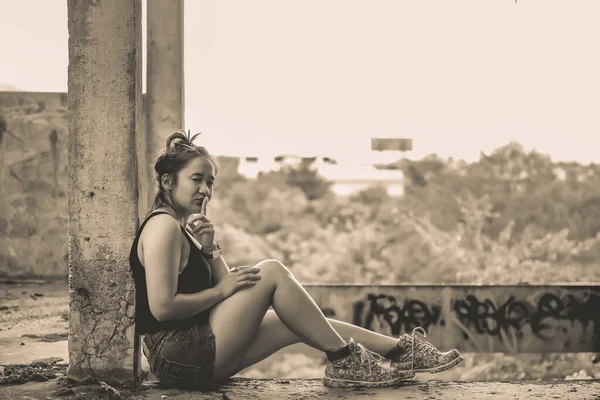 Hipster Asiático Mulher Gorda Sentar Chão Pose Para Tirar Uma — Fotografia de Stock