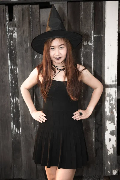 Asiática Hermosa Mujer Usar Vestido Negro Con Sombrero Bruja Concepto — Foto de Stock