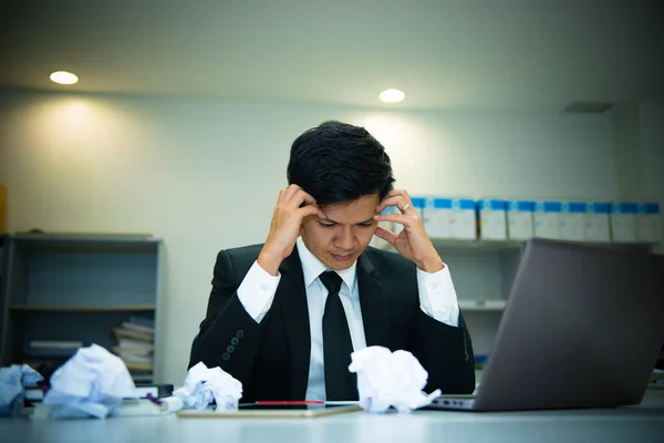 ビジネスマンはオフィスの暗いトーンで机の上のハードワークからストレス — ストック写真