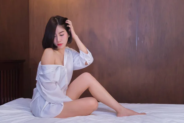 ベッドルームで美しいアジアのセクシーな女性の肖像 — ストック写真