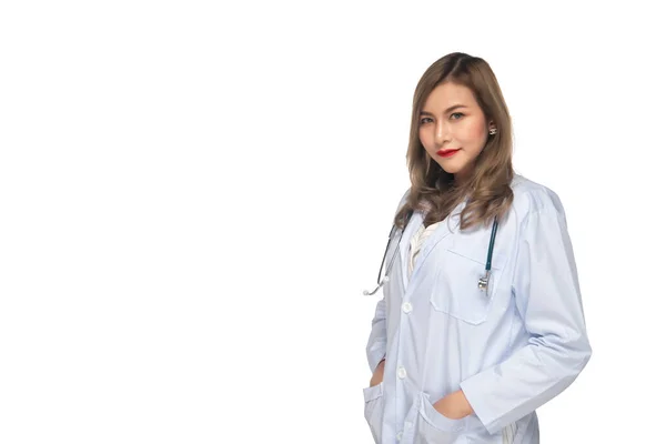 白地の若い女性医師の肖像 アジア人 タイ人 — ストック写真