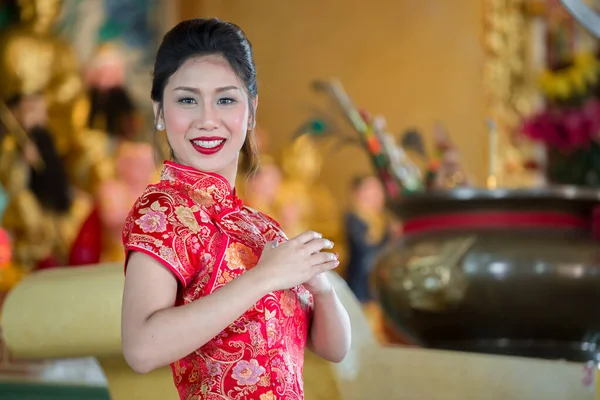 Retrato Hermosa Mujer Asiática Vestido Cheongsam Tailandia Personas Concepto Feliz — Foto de Stock