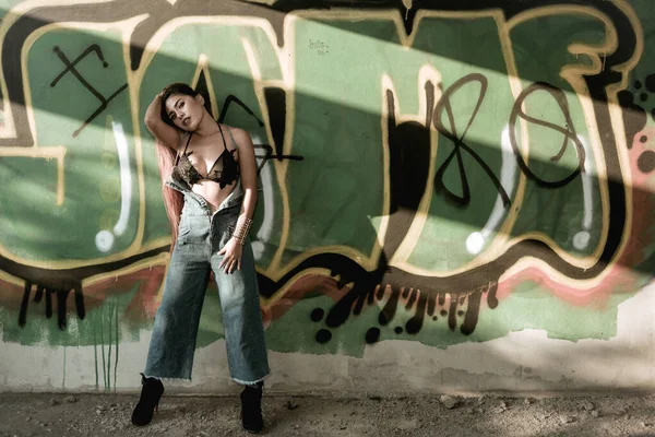 Retrato Asiático Sexy Hipster Menina Mostrar Sutiã Graffity Parede Abandonado — Fotografia de Stock