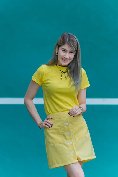 Coole Asiatische Hipster Mädchen Tragen Gelbes Kleid Für Ein Foto — Stockfoto