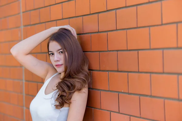 Retrato Bela Mulher Asiática Posando Com Parede Tijolo Estilo Vida — Fotografia de Stock