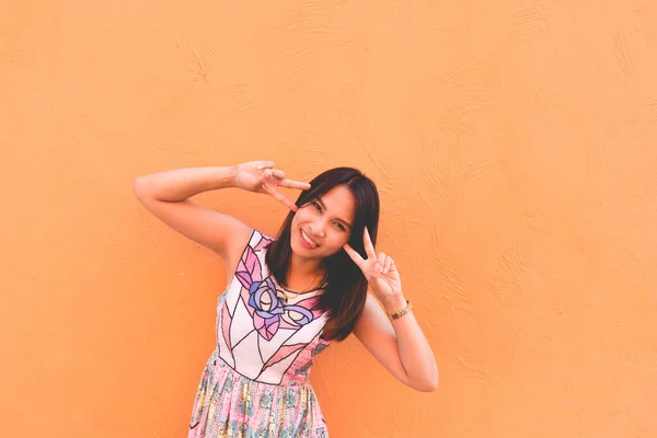 Retrato Bela Mulher Asiática Posar Parede Laranja Estilo Vida Uma — Fotografia de Stock