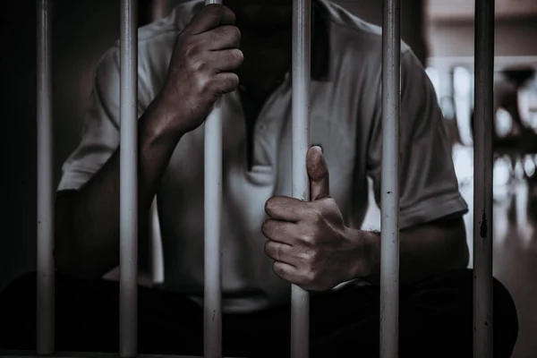 Demir hapishaneyi, esir konseptini, Tayland halkını yakalamak isteyen adamların elleri, özgür olmayı umuyoruz..